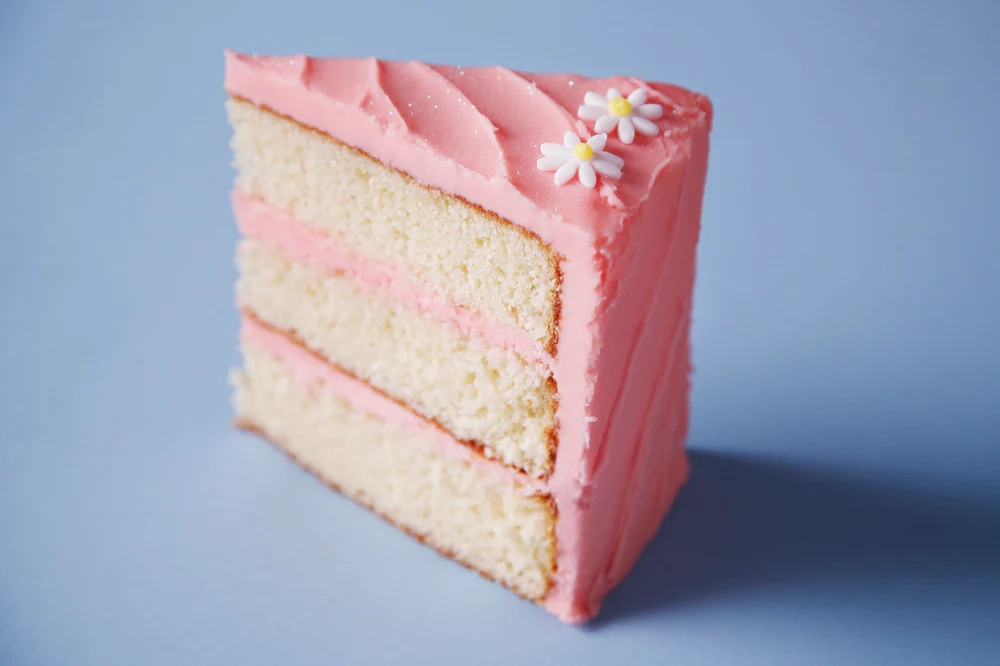 270212-the-hummingbird-bakery-slice-of-vanilla-sponge-cake-1000x-jpg-6439e720ee968205931245.webp