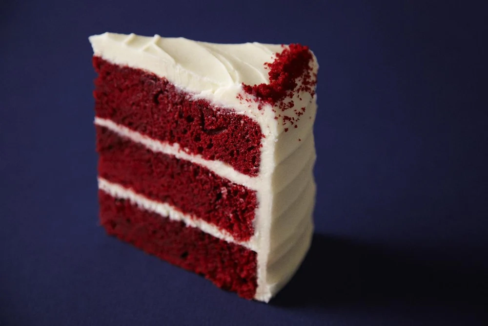 red-velvet-slice-on-blue-rev0-1000x-jpg-6439e4c53d6a1240993041.webp